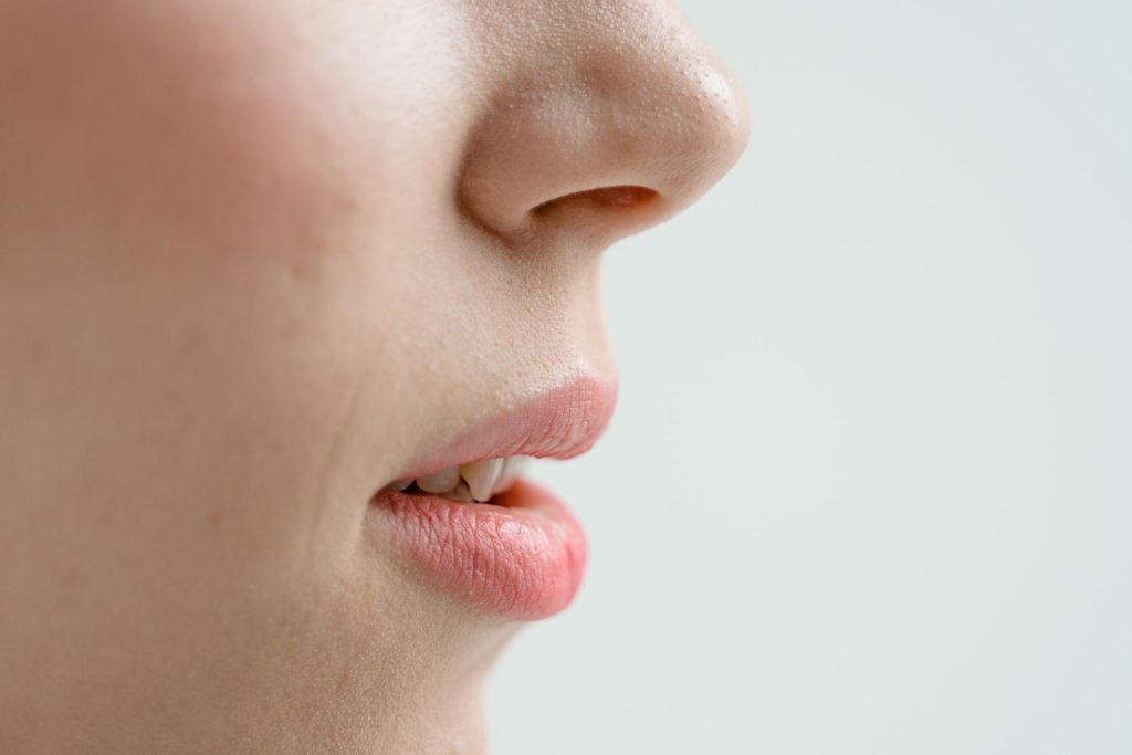 Nahaufnahme von Lippen und Profil im weichen Seitenlicht